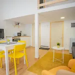 Two Bedroom Gallery Flat In The Akacfa Str.